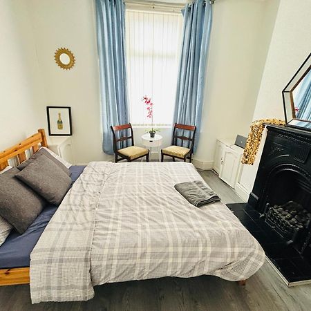 Entire 3 Bedroom House- Free Parking Liverpool Exterior photo