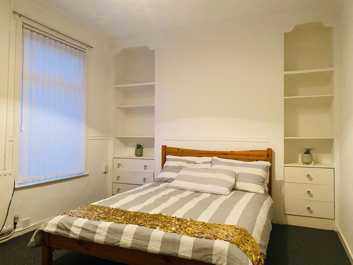 Entire 3 Bedroom House- Free Parking Liverpool Exterior photo