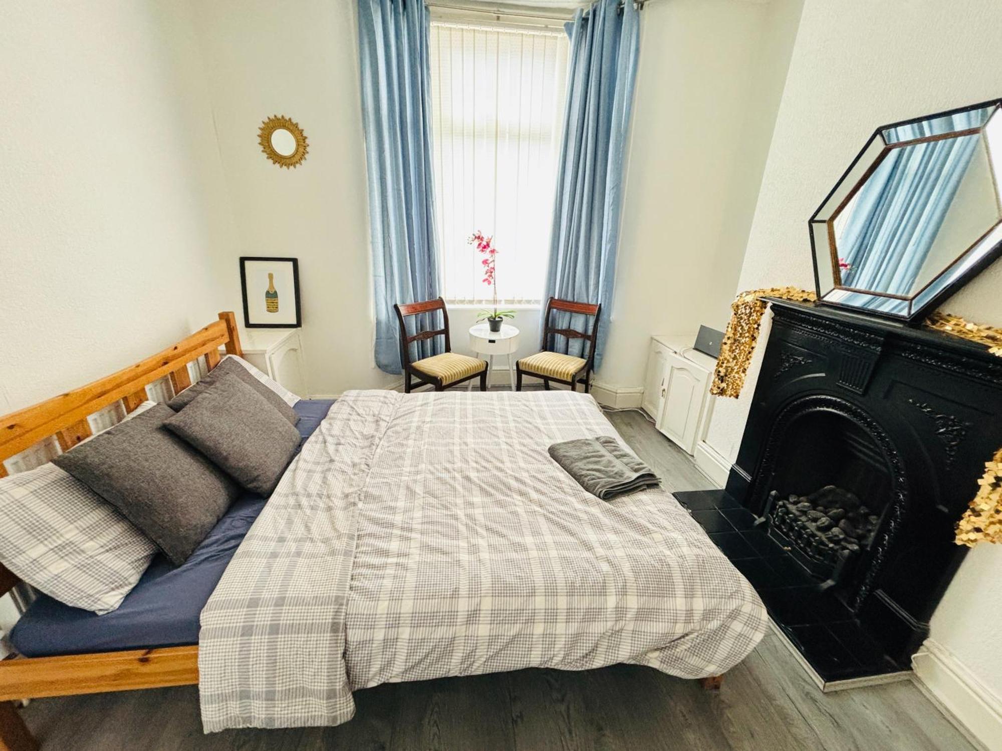 Entire 3 Bedroom House- Free Parking Liverpool Exterior photo